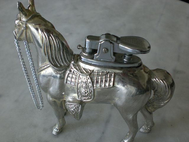 Feuerzeug in Form eines silbernen Pferdes.