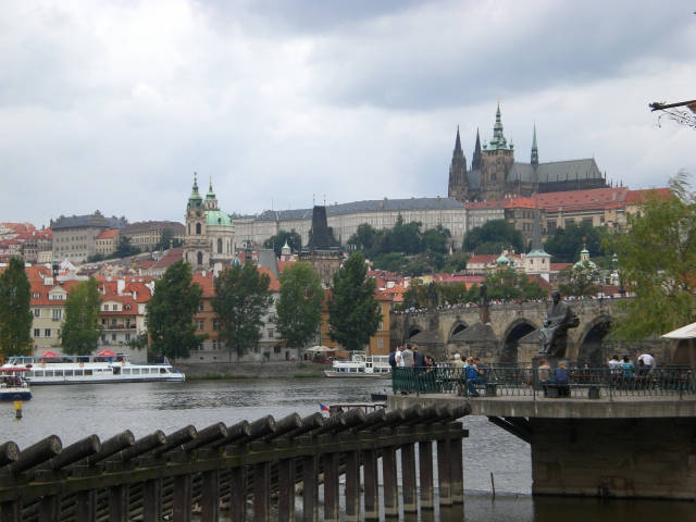 Blick auf den Burgberg und Kirche in Praha.